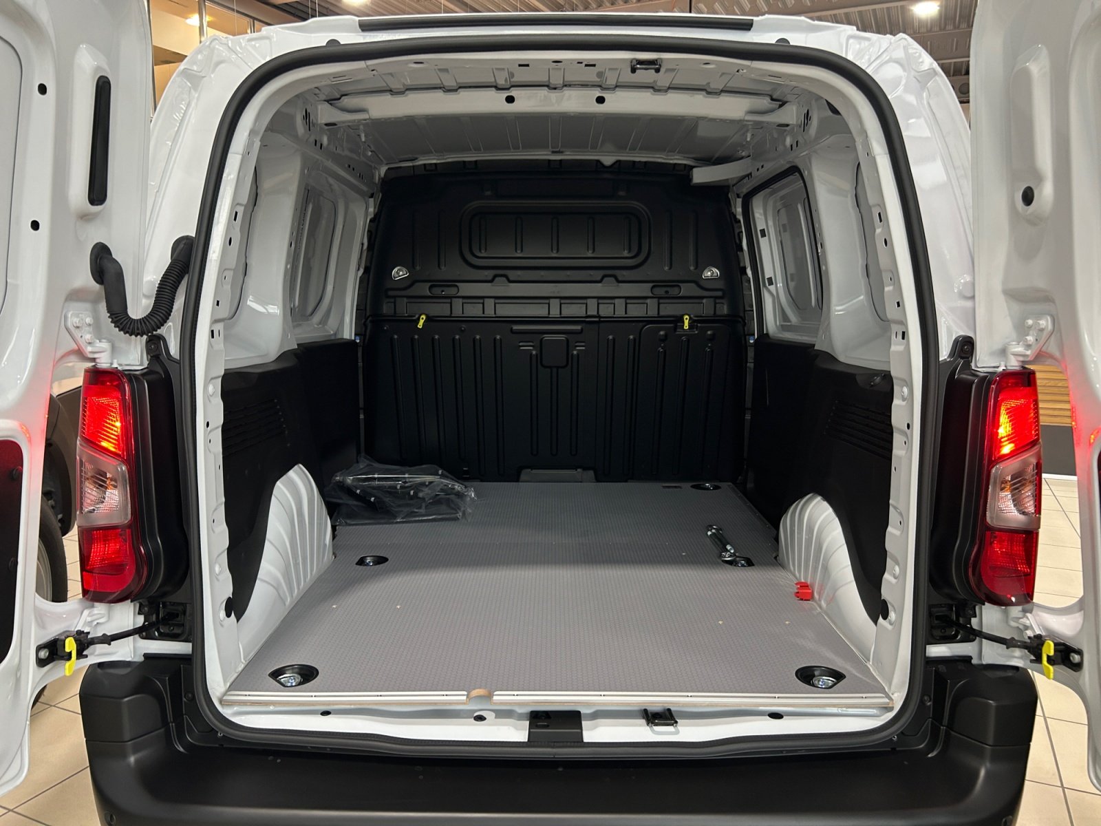 Foto 1 - Proace City Meister - L1 1.2-P nur Gewerbekunden, weiß