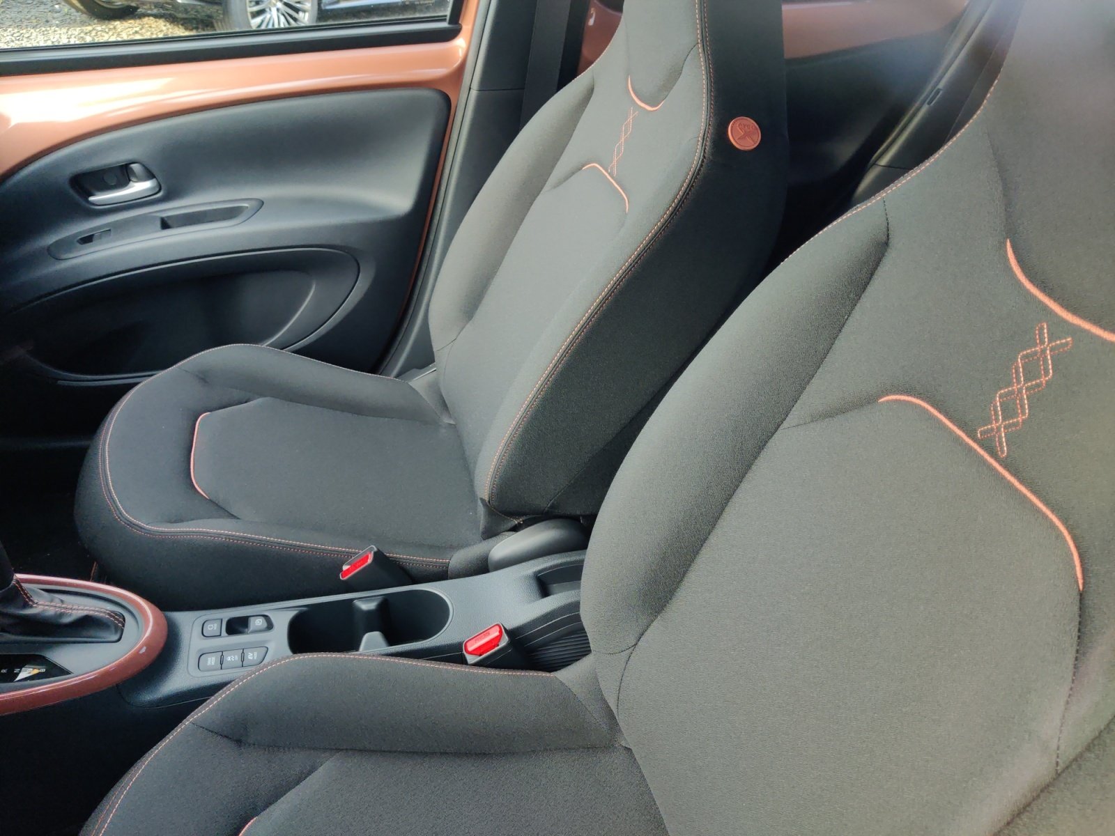 Foto 1 - Aygo X Hybrid Teamplayer * Vorführwagen, Cinnamon Bronze