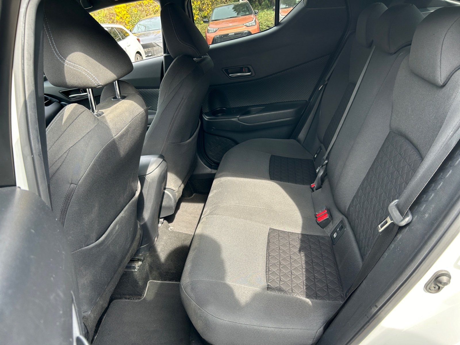 Foto 1 - C-HR 1.8-l-Hybrid Team D, AHK, weiss