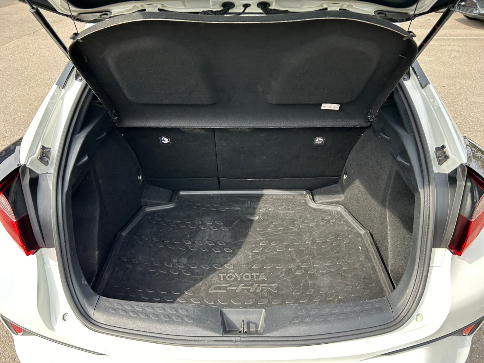 Foto 1 - C-HR 1.8-l-Hybrid Team D, AHK, weiss