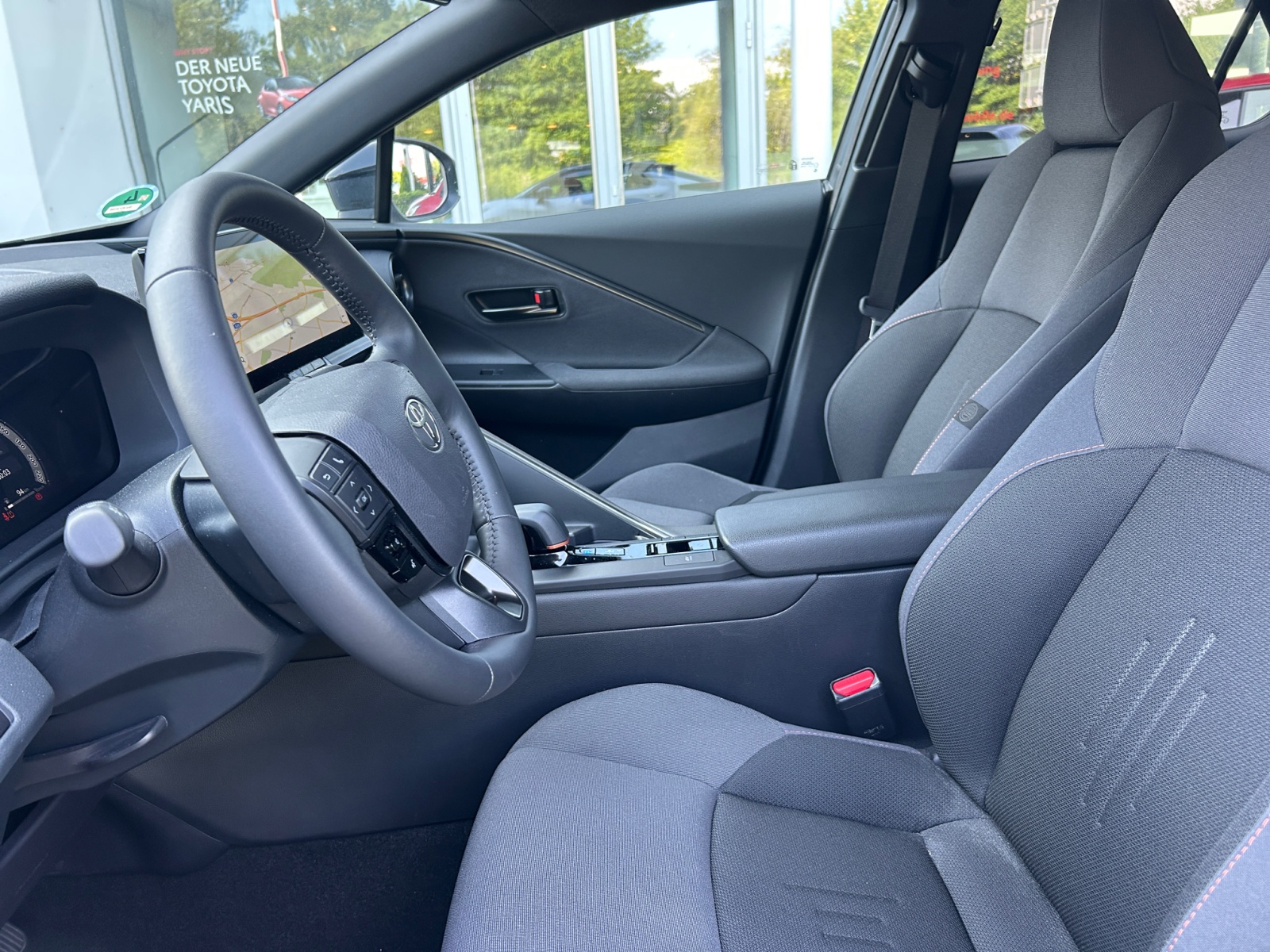 Foto 1 - C-HR - 2.0 l Hybrid 4x2 Team D FLA el.Heck, platinumweiß