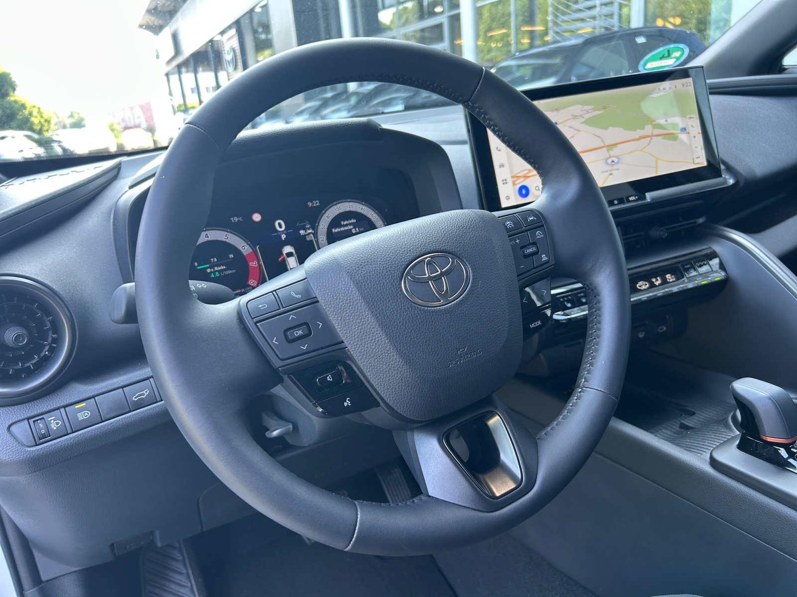 Foto 1 - C-HR - 2.0 l Hybrid 4x2 Team D FLA el.Heck, platinumweiß