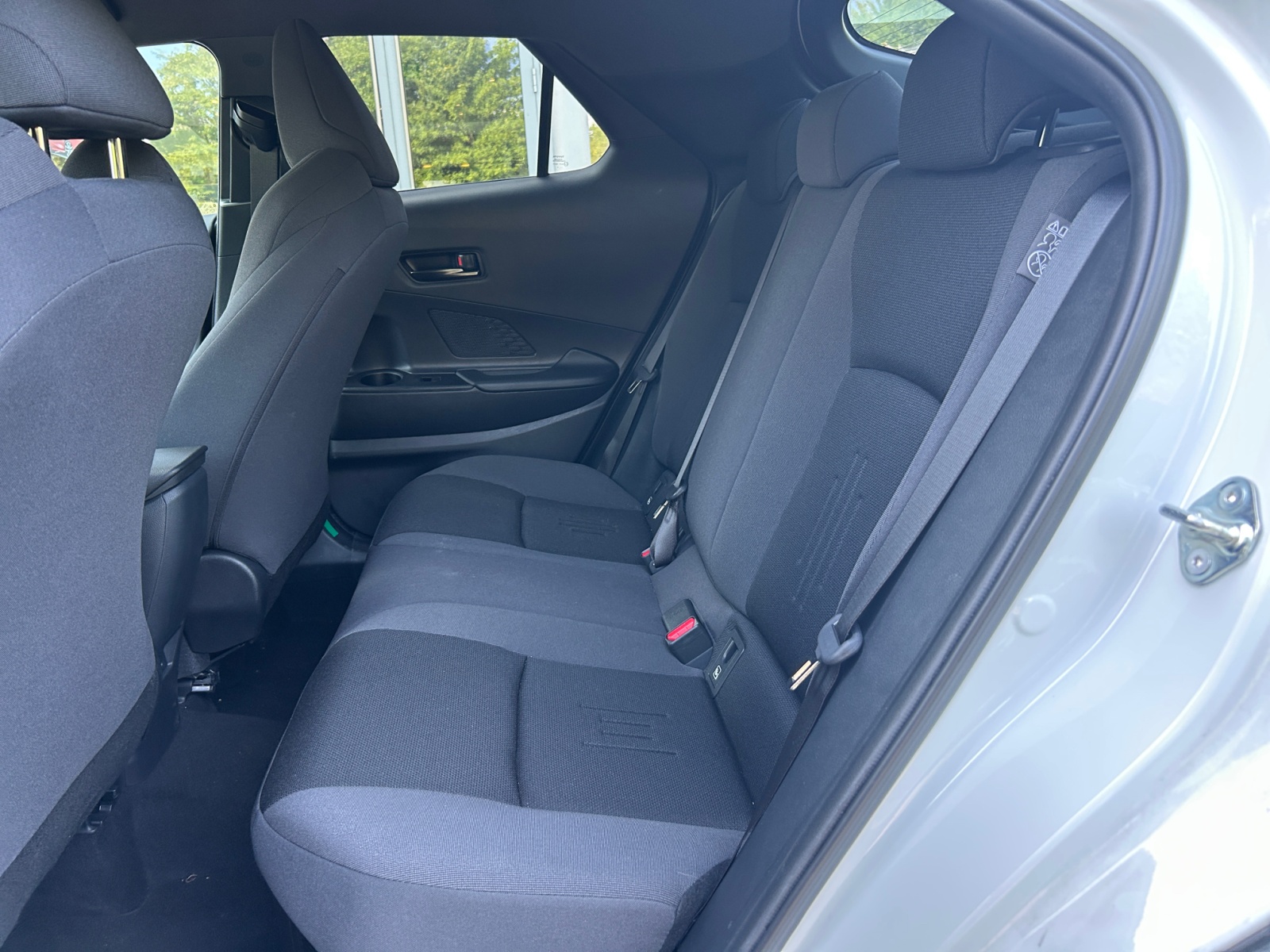 Foto 1 - C-HR - 2.0 l Hybrid 4x2 Team D FLA el.Heck, platinumweiß