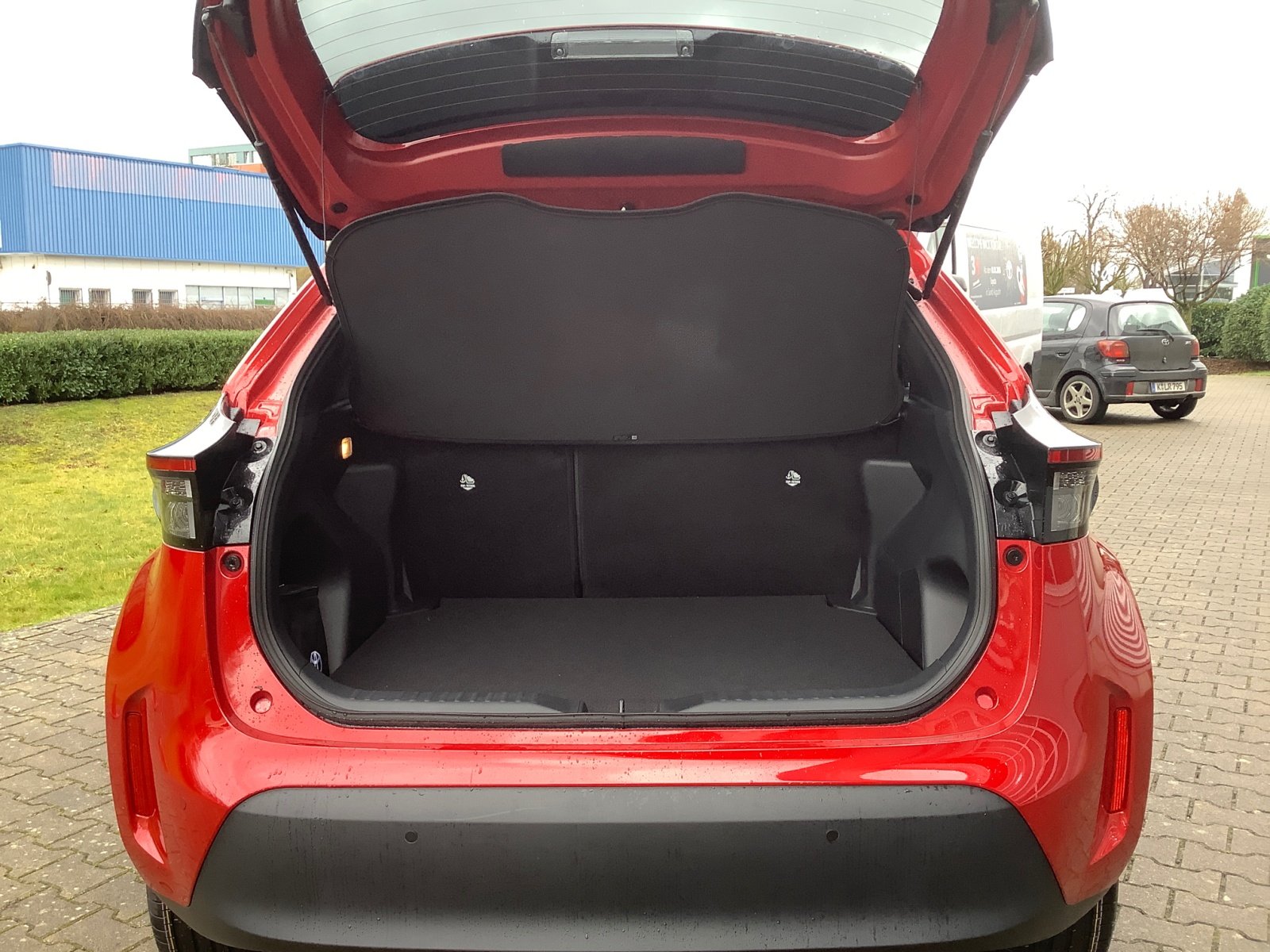 Foto 1 - Yaris Cross 1,5l Hybrid Teamplayer Winter Safety, karmina-rot