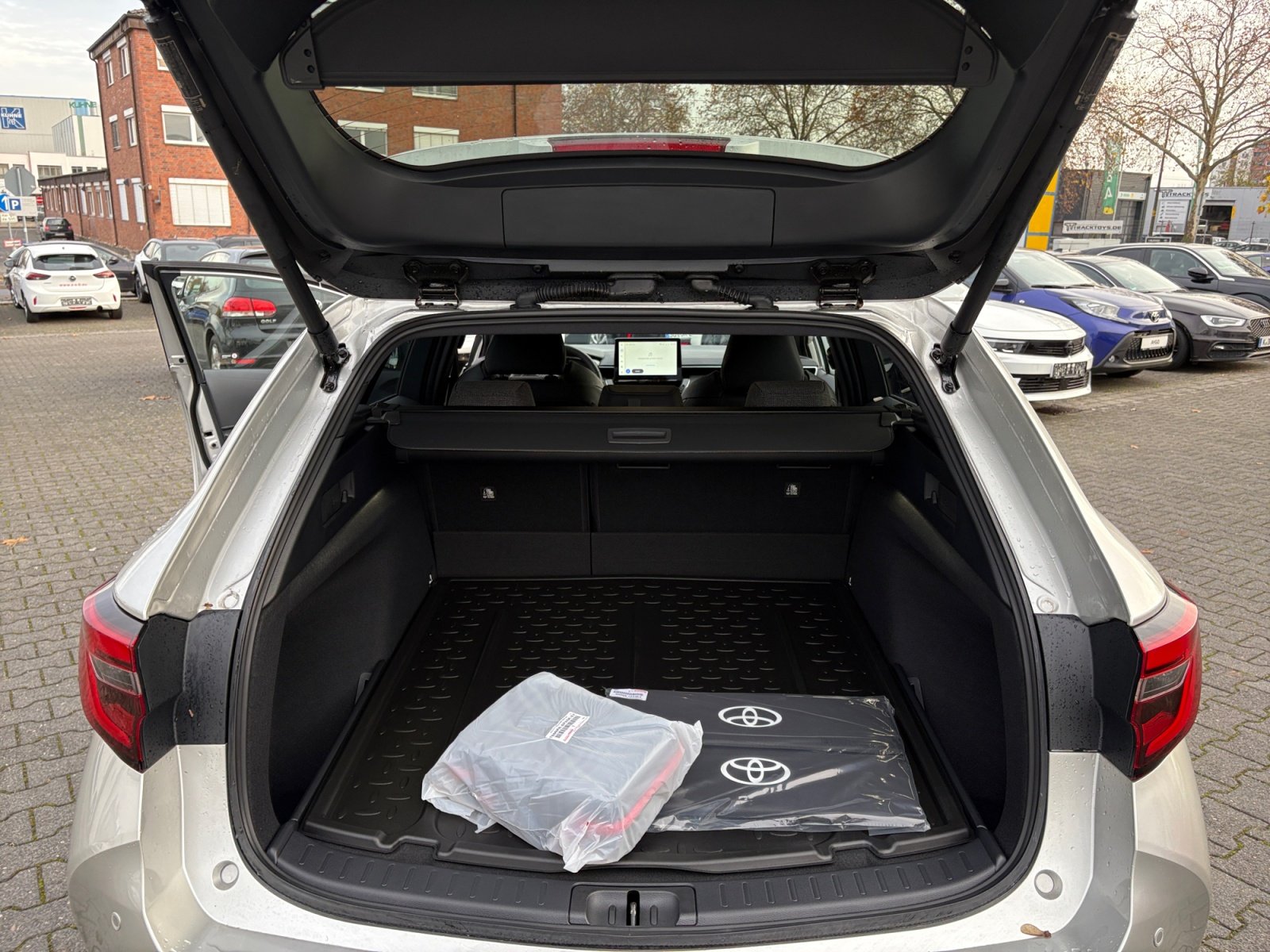 Foto 1 - Corolla Touring Sports Hybrid Team D*sofort, Cosmic Silber