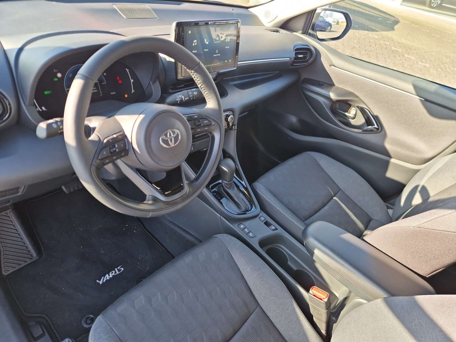 Foto 1 - Yaris Hybrid Teamplayer + Comfort-Paket, schneeweiß