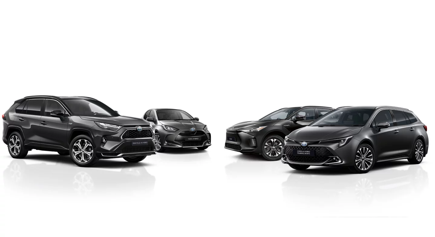 Vier Toyota Fahrzeuge in schwarzer Wagenfarbe vor weißem Hintergrund.